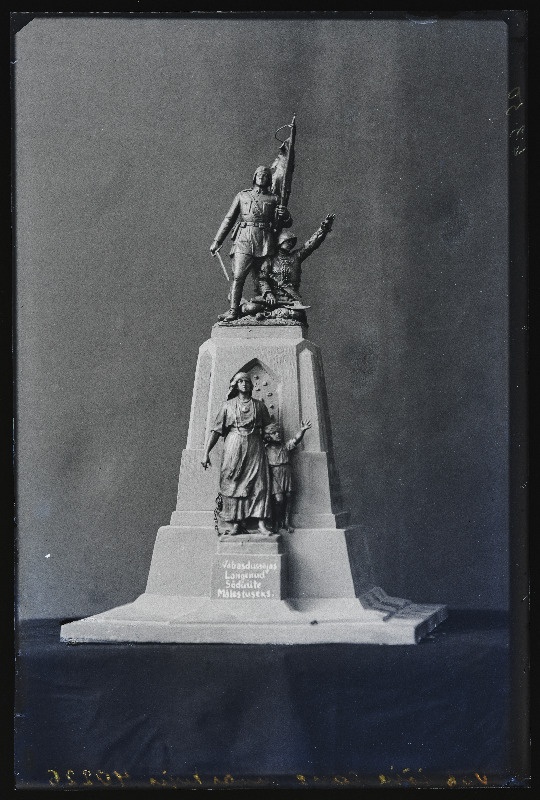 Skulptor Amandus Adamsonilt Viljandisse tellitud Vabadussõja mälestussamba makett.