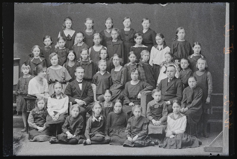 Viljandi Eesti Haridusseltsi Tütarlaste Gümnaasiumi IV klass.