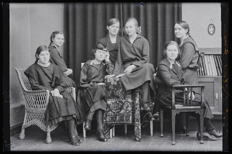 Grupp Viljandi Eesti Haridusseltsi Tütarlaste Gümnaasiumi VII a klassi õpilasi, (foto tellija Niglas).