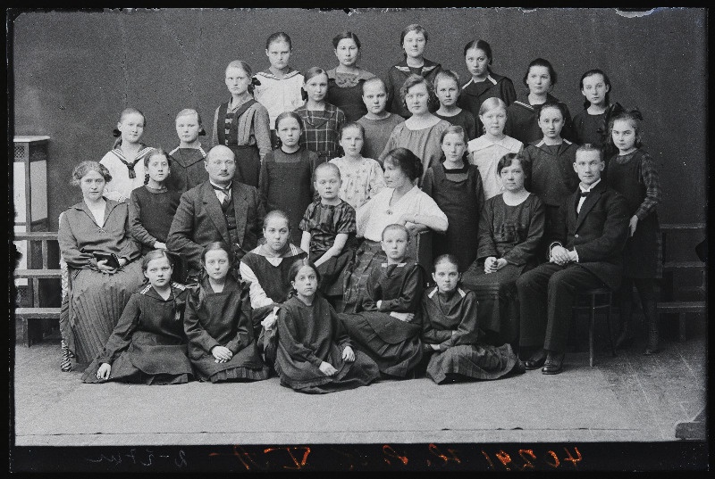 Viljandi Eesti Haridusseltsi Tütarlaste Gümnaasiumi V a klass.