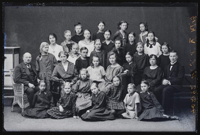 Viljandi Eesti Haridusseltsi Tütarlaste Gümnaasiumi V b klass.