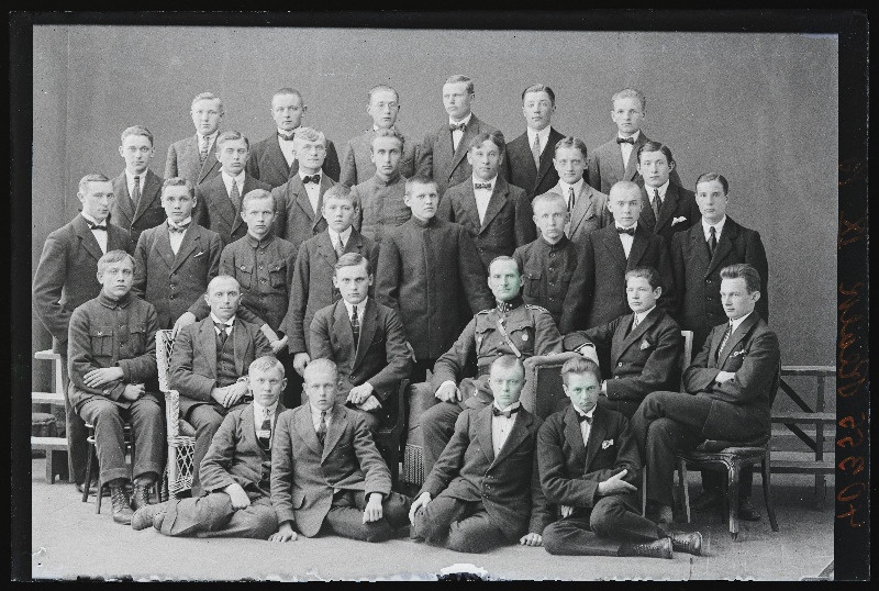 Viljandi Reaalkooli IX b klass.
