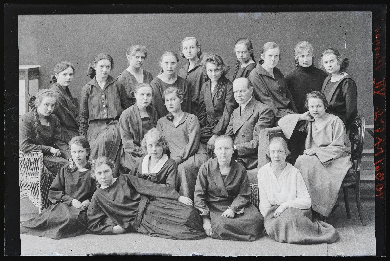 Viljandi Kroonu Tütarlaste Gümnaasiumi VII klass (humanitaar).
