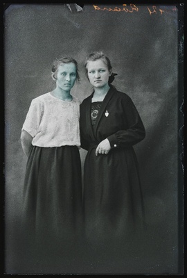 Kaks naist, (foto tellija Röand).  duplicate photo