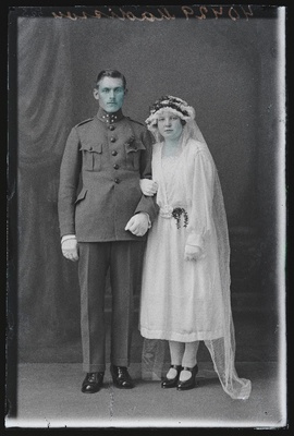Noorpaar, sõjaväelane Madisson abikaasaga.  duplicate photo