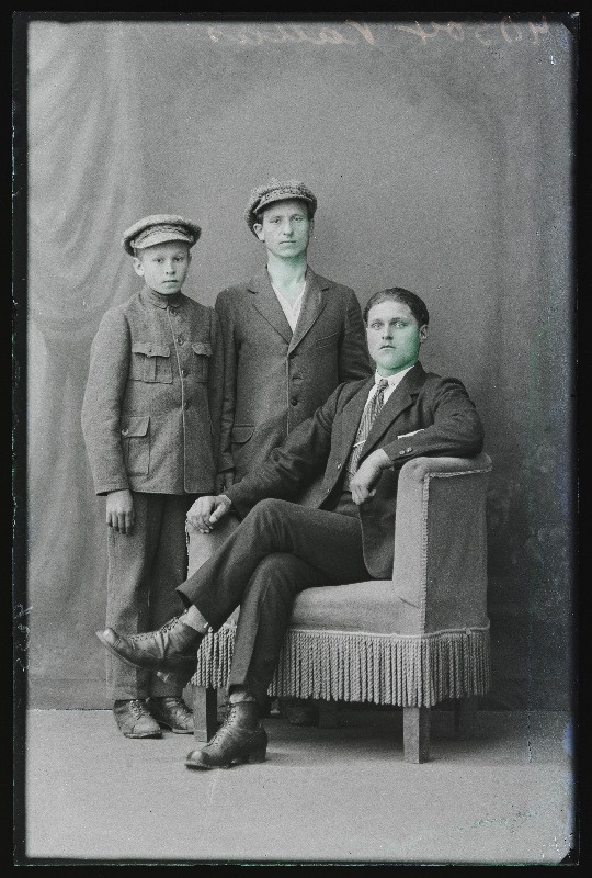 Poiss ja kaks meest, (foto tellija Kallas).