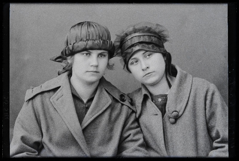 Kaks naist, (foto tellija Roots).