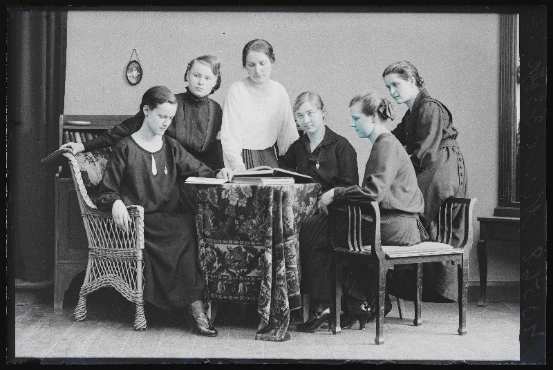 Grupp naisi, (foto tellija Nirk).