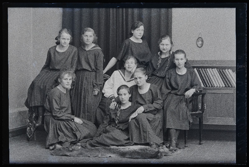 Viljandi Eesti Haridusseltsi Kooli IX a klass.