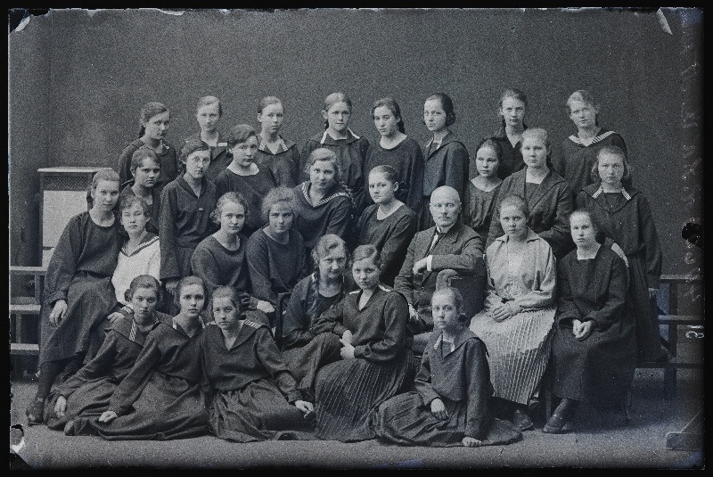 Viljandi Eesti Haridusseltsi Kooli IX a klass.