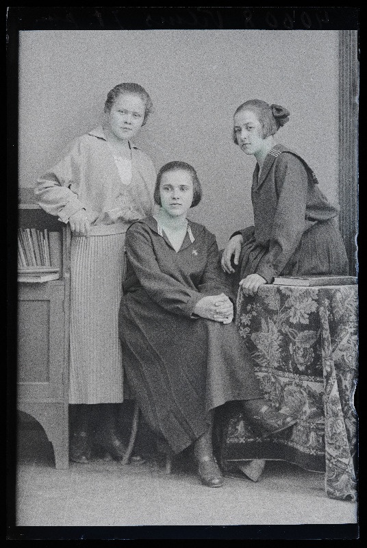 Neiu ja kaks koolitüdrukut, (foto tellija Vilms).