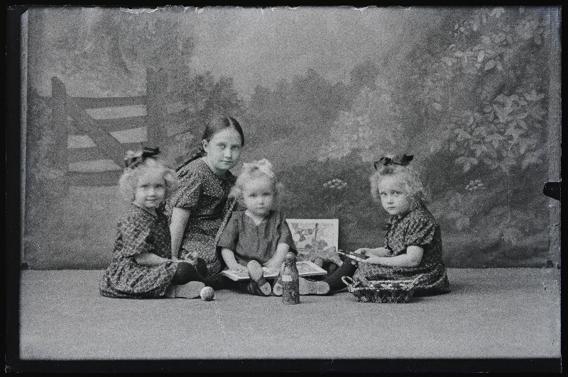 Grupp tüdrukuid, (foto tellija Vihvelin).