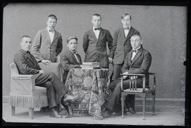 Grupp noormehi, (foto tellija Koppel).