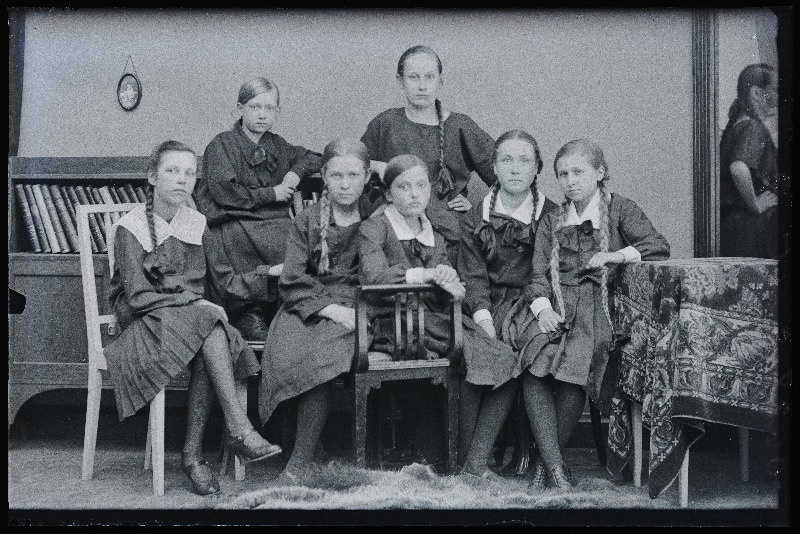 Grupp tüdrukuid, (foto tellija Sutt).