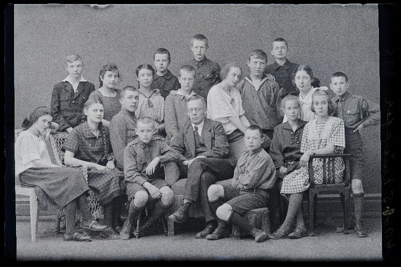 Grupp Viljandi Saksa Gümnaasiumi õpilasi, (foto tellija Knüpfer).