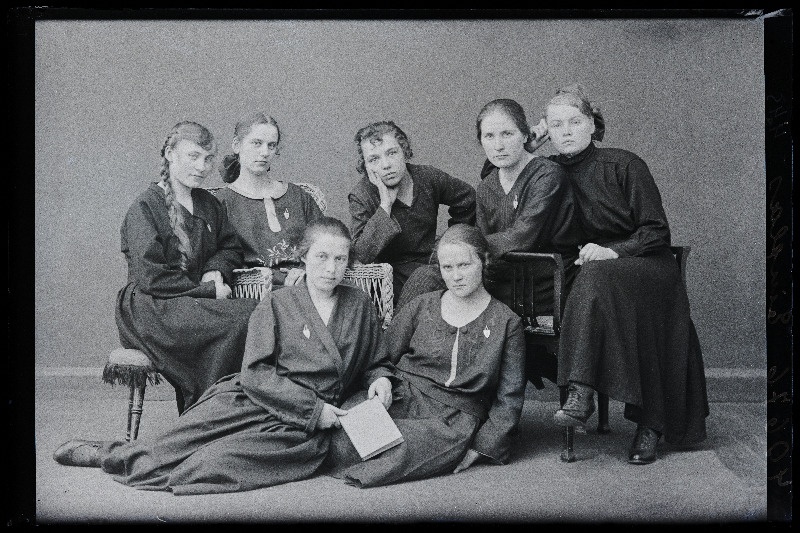 Grupp neiusid, (foto tellija Einglas).