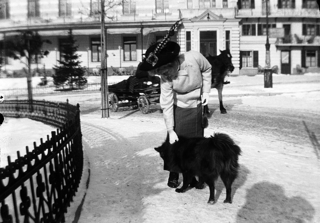 Edith Södergran with the dog Matti(?). Viborg