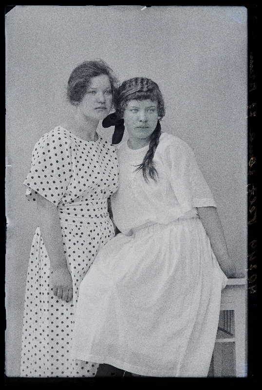 Kaks naist, (foto tellija Alma Velt, Hallistest, Pornuse mõisast).