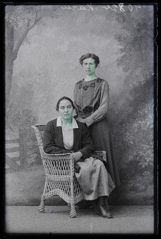 Kaks naist, (foto tellija Karu).