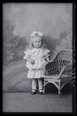 Väike tüdruk, (foto tellija Lepp).  duplicate photo
