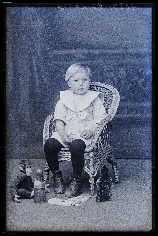 Tombergi laps mänguasjadega.