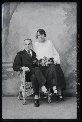 Essenson naisega.  similar photo