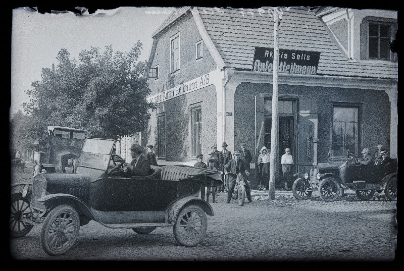 Autod Anton Heilmanni kaupluse ees, (foto tellija Heilmann).