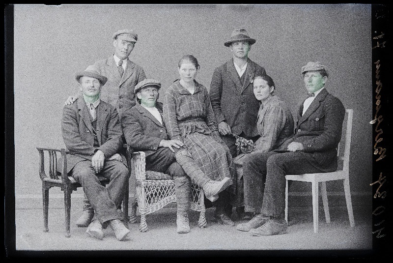 Grupp inimesi, (foto tellija Bergmann).