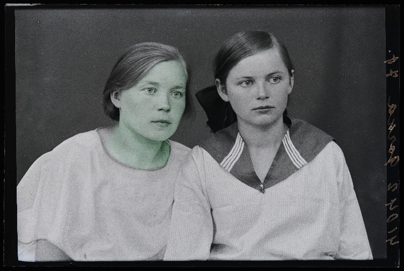 Kaks neiut, (foto tellija Alma Korka, Kilingi-Nõmme, Saarde 6-kl. algkool).