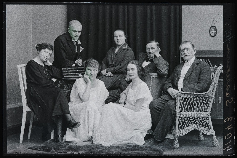 Grupp inimesi, (foto tellija Saarepera).
