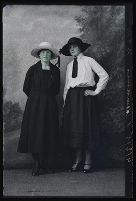 Kaks naist, (foto tellija Veldemann).  duplicate photo