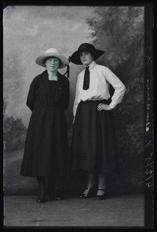 Kaks naist, (foto tellija Veldemann).