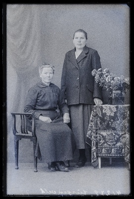Kaks naist, (foto tellija Jürgenveld [Jürgenfveldt]).  duplicate photo