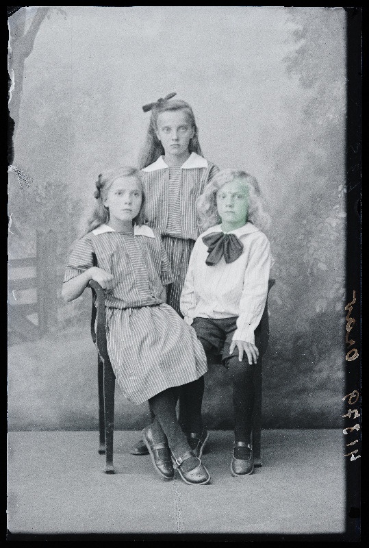 Kaks tüdrukut ja poiss, (foto tellija Orav).