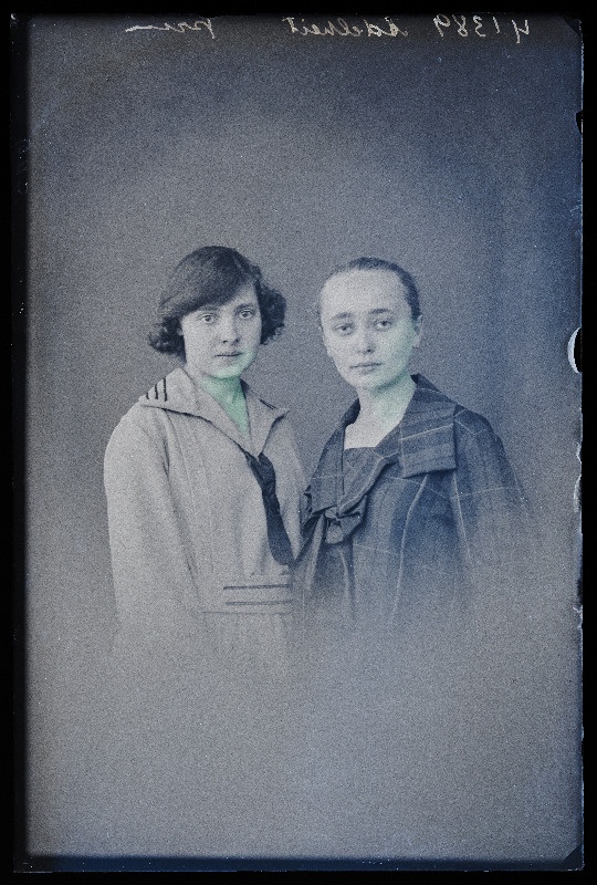 Kaks naist, (foto tellija Adelheid [Adelheit]).