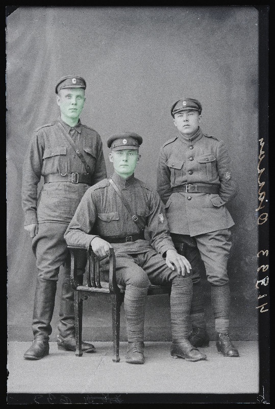 Grupp sõjaväelasi, keskel Ojasson.