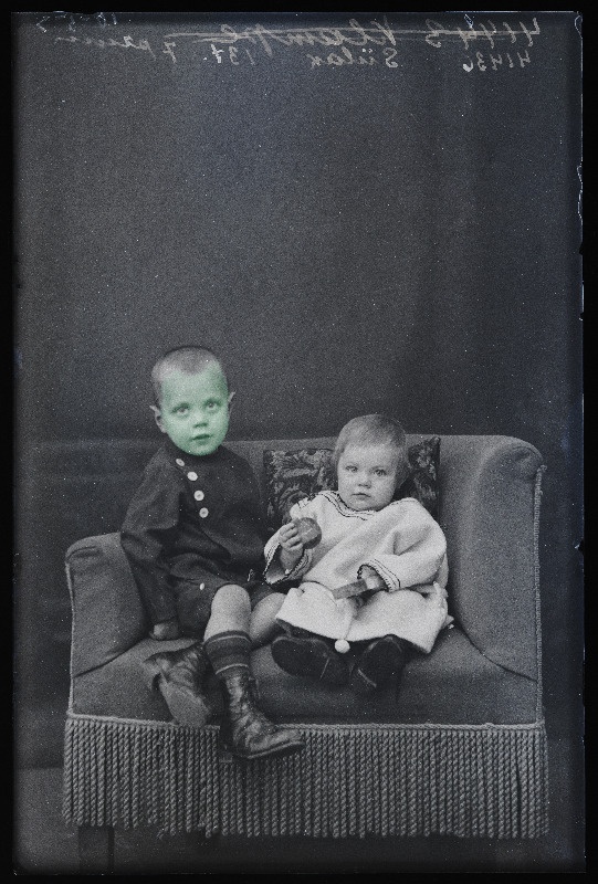 Kaks last, (foto tellija Siilak).