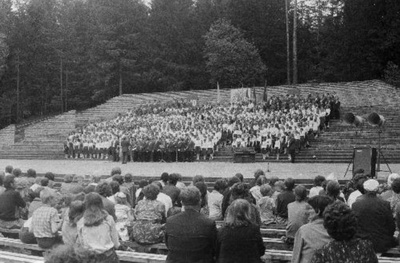The joint choirs will be held at the Song and Dance Festival of Jõgeva District in Siimust 06.1985  duplicate photo