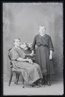 Kaks naist, (foto tellija Voll).  duplicate photo
