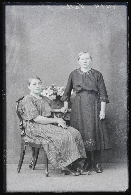 Kaks naist, (foto tellija Voll).