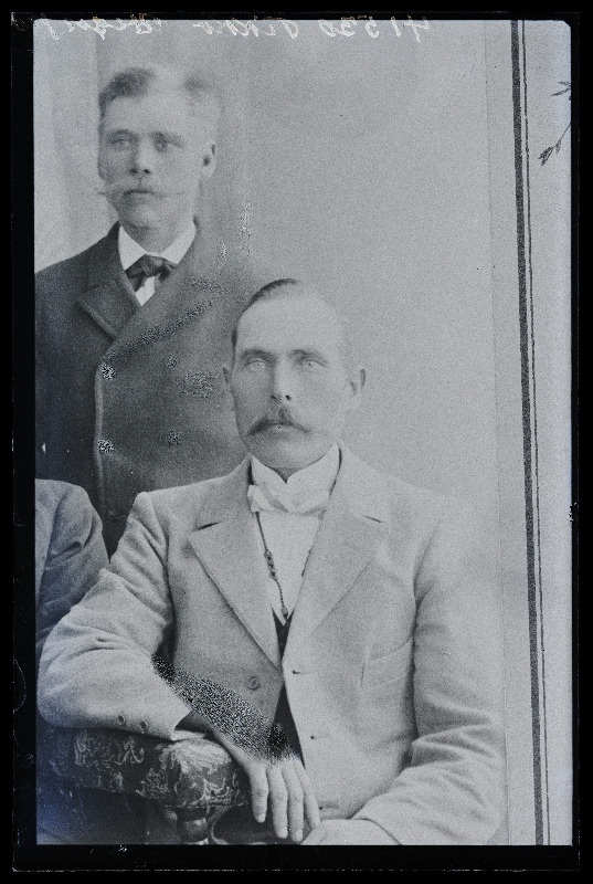 Kaks meest grupifotol, (09.09.1923 fotokoopia, tellija Tikku [Tiku]).