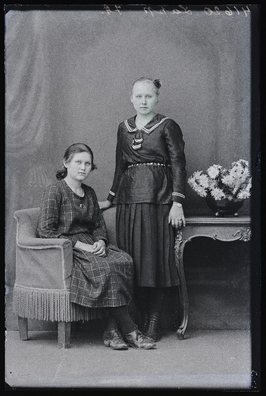 Kaks naist, (foto tellija Lapp).