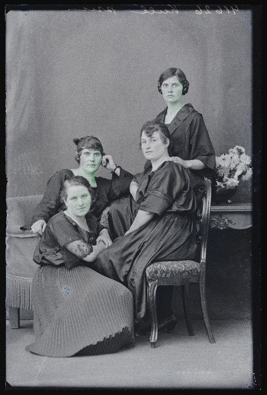 Grupp naisi, (foto tellija Kull Kärstnast).