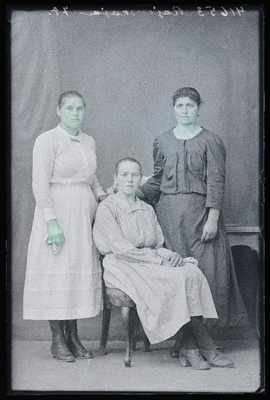 Grupp naisi, (foto tellija Rajevski [Rajevskaja]).  duplicate photo