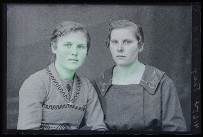 Kaks naist, (foto tellija Teng).  duplicate photo