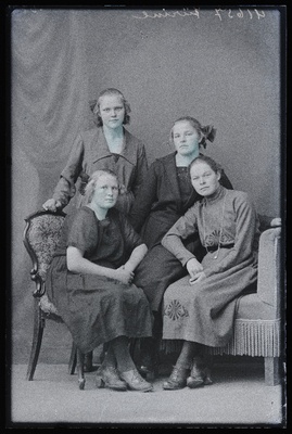 Grupp neiusid, vasakul seisab Jürine.  duplicate photo
