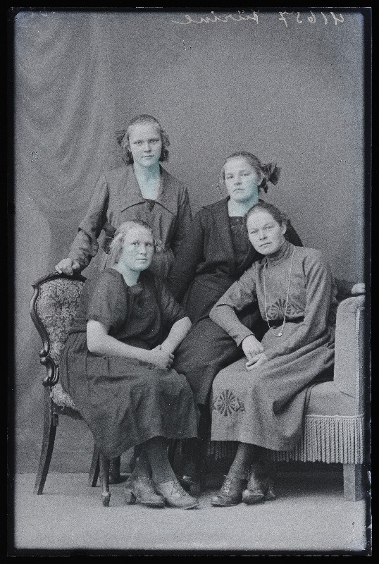 Grupp neiusid, vasakul seisab Jürine.