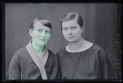 Kaks naist, (foto tellija Rebane).  duplicate photo