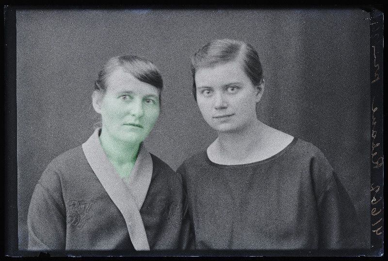 Kaks naist, (foto tellija Rebane).