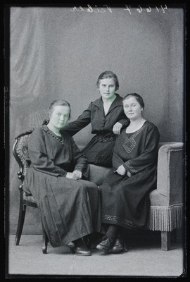 Grupp naisi, (foto tellija Veiber).  duplicate photo